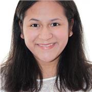 Profesora de matemáticas, física y química imparte clases a alumnos de primaria y secundaria